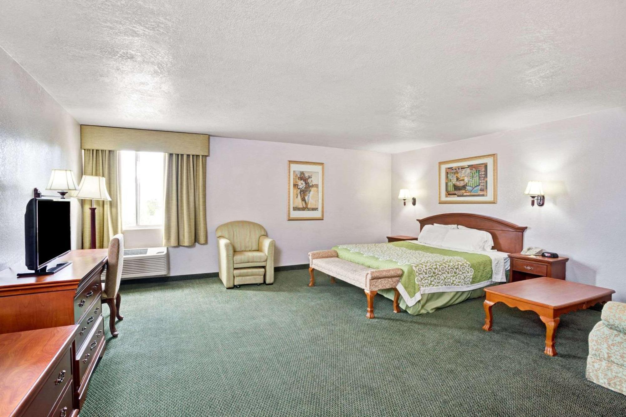 Days Inn & Suites By Wyndham Fullerton Bagian luar foto