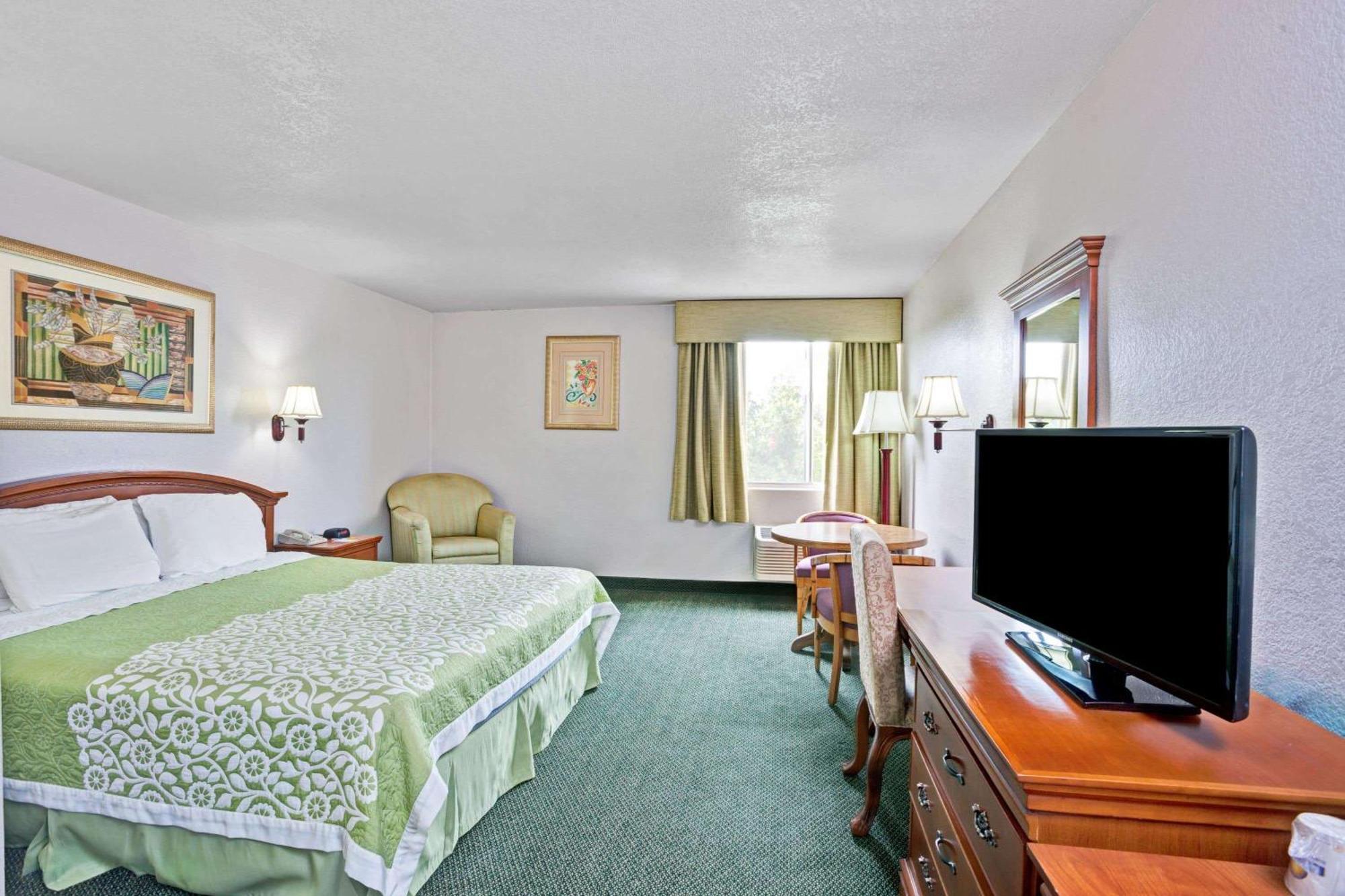 Days Inn & Suites By Wyndham Fullerton Bagian luar foto